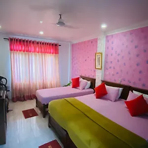 Oak Wood Hotel
